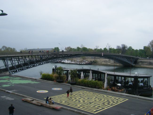 オランジュリー美術館がある、チュイルリー公園までも徒歩で行きます。<br /><br />二つの橋が交わるPasserelle Solferino(ソルフェリーノ橋)を目印にここからセーヌ河を渡り右岸へ。<br /><br />