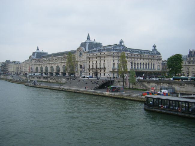 ソルフェリーの橋から観たオルセー美術館は駅舎だった面影が今も残ります。<br /><br />次行ったときは、あの大時計の裏側で食事したいな〜。