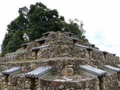 「頭塔（ずとう）」http://www.pref.nara.jp/6709.htm

『奈良文化財研究所』による1986年（昭和61年）からの発掘調査終了後、
北半部（手前）は復元保存、南半部（後ろ）は発掘前の現状保存・木の植わったままの状態の形で残されています。

通常は見学する際に、前日までに現地管理人に予約が必要。
（特別公開期間中は事前予約なしで見学可）