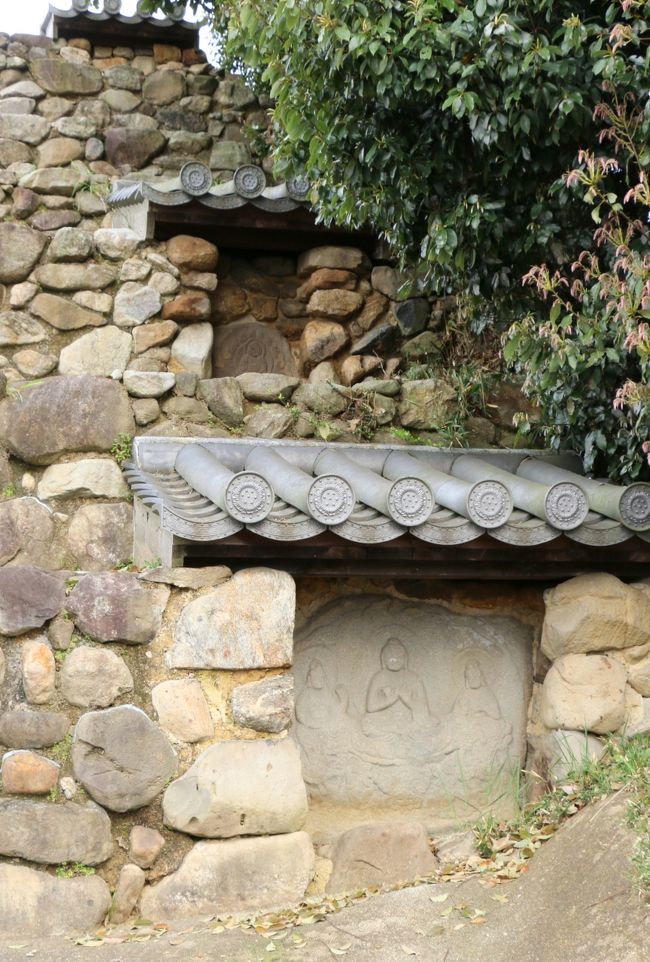 「頭塔（ずとう）」<br /><br />以前からあった『浮彫如来及両脇侍二侍者像』（重要文化財）