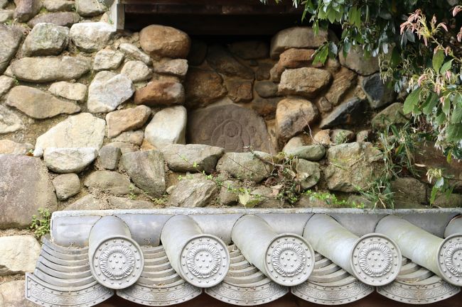 「頭塔（ずとう）」<br /><br />その上には新しく発見されたという『浮彫如来坐像』（重要文化財）<br /><br />デッキを歩いて「頭塔」のまわりを一周できますが、全ての石仏を確認出来ません