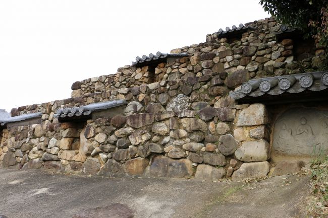 「頭塔（ずとう）」には、浮彫の石仏が配置されています。<br />石仏は当初は東西南北の各面の奇数段に11基ずつ計44基設置されていたと推定されており、現在その内の28基が確認されています。復原するにあたって石仏を保存する為の“鞘堂”を設け、未確認の石仏の位置には新しい石が設置されています。