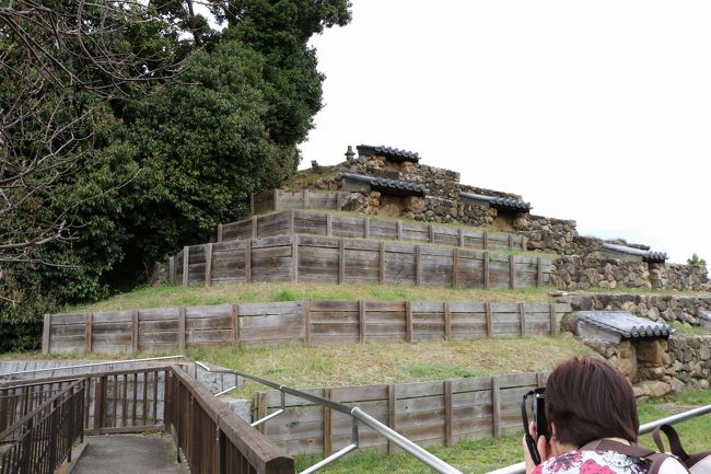 「頭塔（ずとう）」<br />1辺30m、高さ10m、7段の階段ピラミッド状の構造をしている。奈良時代の建造で、東西南北の各面に石仏を配置する。1922年（大正11年）、国の史跡に指定された。（Wikipediaより抜粋）<br /><br />一番上の7段目には石造りの『五輪塔』も設置されています。