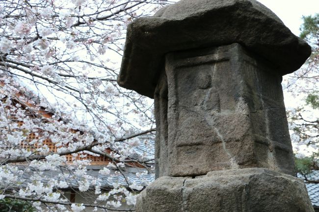 「元興寺塔跡」　石灯籠<br />円柱に、正嘉元年(1257年)の刻銘あり<br /><br />火災でもろくなっていたところ、昭和１９年の地震に遭い倒壊してしまいましたが、近年つなぎ合わされ復原されたそうです。<br /><br />