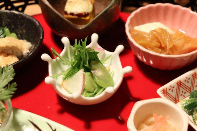 「粟　ならまち店」　『大和と世界の野菜』コース<br />【前菜】　大和伝統野菜の籠盛り<br /><br />スタッフの方がひとつひとつ丁寧にお料理の説明もしてくれます（＾＾<br /><br />取れたてのシャキシャキお野菜の味を生かしたお料理。。<br /><br />（真ん中）空豆もシャキシャキ水菜も…<br />（上）カボチャ豆腐も…<br />（右上）大豆の味・香りがそのまま味わえる　お豆腐も<br /><br />　　　　　　≪　美味しかった〜♪　≫　