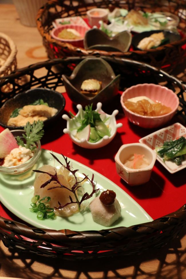 「粟　ならまち店」<br /><br />大和野菜をたっぷりいただける様に『大和と世界の野菜』コースをチョイス〜♪<br /><br />【前菜】　大和伝統野菜の籠盛り〜♪<br /><br />　　　　≪　盛りつけも、とても美しい〜♪　≫