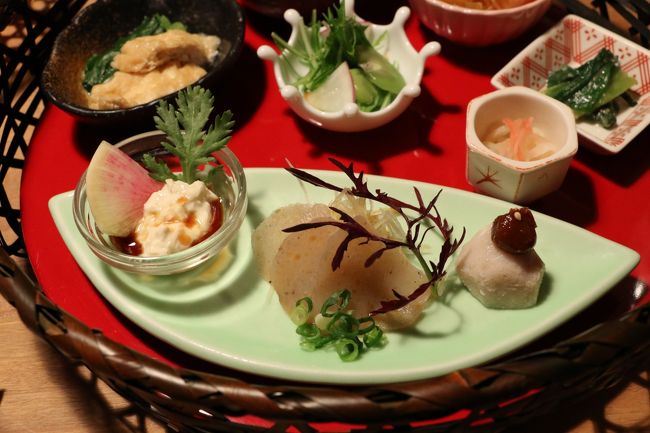 「粟　ならまち店」　『大和と世界の野菜』コース<br />【前菜】　大和伝統野菜の籠盛り<br /><br />（左上）やまとまなとお揚げさんの煮浸しも…<br />（右上）“なますや“ぬた”も…　<br /><br />　　　　≪　美味しかった〜♪　≫<br /><br /><br />その中でも、kuritchiが特に気に入ったのがこの“こんにゃく”〜♪<br />歯ごたえもあって、バツグンに　≪　まいう〜〜〜♪　≫