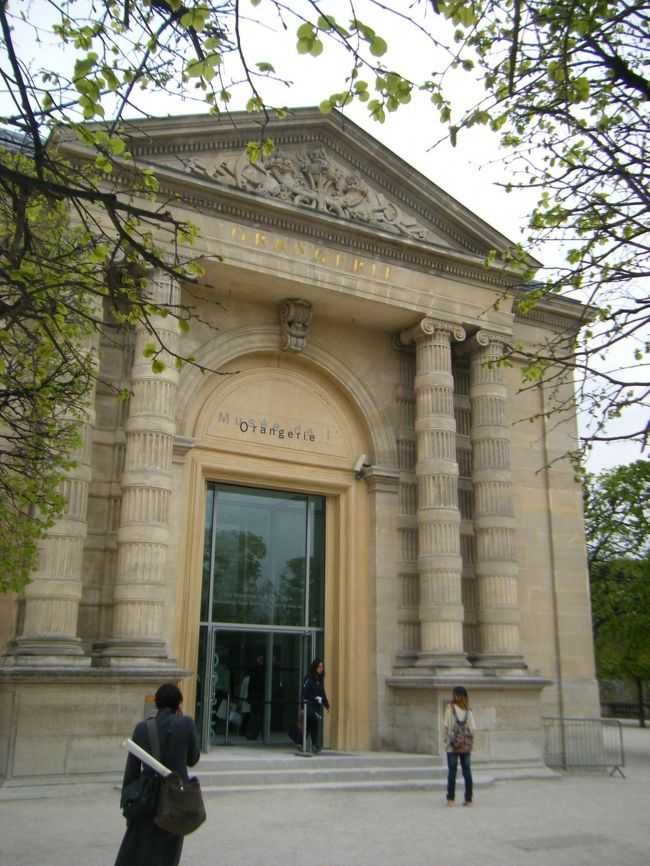 歩くこと５分ぐらい。<br /><br />ここも長蛇の列かと思いきや！並んでない！！！<br />すぐに入る事が出来ました。<br /><br />こちらも館内は写真撮影禁止です。<br />フラッシュをたいた撮影がダメなのかと思いきや、フラッシュなしで撮影している人も注意されていました。<br />通りで以前来た時の写真が無かったわけだ！<br /><br />モネの「睡蓮」は８枚の大きな大きなキャンパスに描かれています。<br />モネの希望通り、天井からの自然光に照らされたこの空間は、本当に幻想的です！<br /><br />私もついついイスに座ってボーっと長居をしてしまいました。