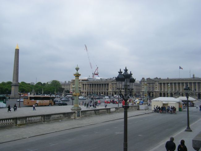オランジュリー美術館を後に、チュイルリー公園をお散歩しながら帰ろう。<br /><br />コンコルド広場とその右側にはHotel de la Marine(旧海軍省)が。<br /><br />お天気が良い日はこの景色を眺めながらバゲットかじるのもいいね〜。