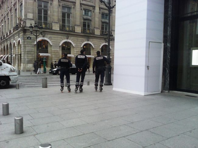 今日はとにかく歩いた！！！！<br /><br />が、せっかくなのでPlace Vendome(ヴァンドーム広場)の方へ回って帰ります。<br />シャネル５＃の香水のボトルのモデルとなったヴァンドーム広場。<br /><br />あああああああ！！！何アレ！！かっこいい！<br />ローラースケート警察官！！<br /><br />私の他にも若い女の子たちがみんな、彼らの後姿を激写していました！<br />彼らのカッコ良さで今日の疲れを忘れたのでありました。<br />