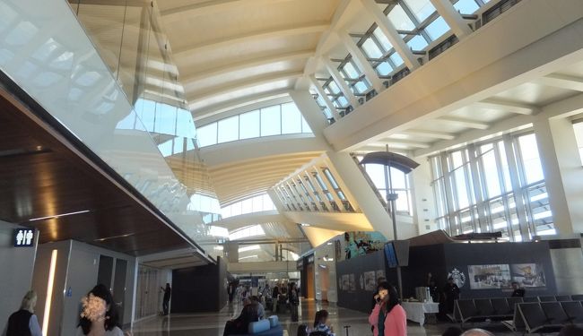 ロスの空港ではお土産を見る余裕はありませんでしたが、無料の水とスナック菓子をもらいました。<br />スタバでコーヒーのサービスもありました。<br />さすが！<br />もちろん、美味しかったです。