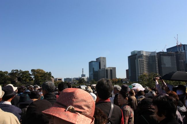朝早起きして通勤ラッシュの中、開門2時間前には現地に到着。人の波について行ったら迷わず着くことが出来ました。自分が着いた段階でも人が大勢並んでいました。が、自分の後からも人の群れが途切れることなくどんどん続いて行きました。自分が着いて20分ほどで後から来た人達は大きく迂回をさせられていました。警察官や警護車の数もハンパない(((((((( ；ﾟДﾟ))))))))ｶﾞｸｶﾞｸﾌﾞﾙﾌﾞﾙｶﾞﾀｶﾞﾀﾌﾞﾙﾌﾞﾙ