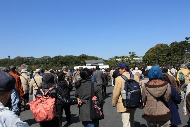 ようやく、開門間近。列が動き出します。手荷物検査とボディチェックをします。