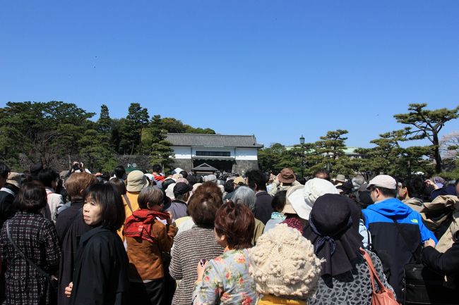 手荷物検査とボディチェックを済ませ、もう少しで坂下門です。