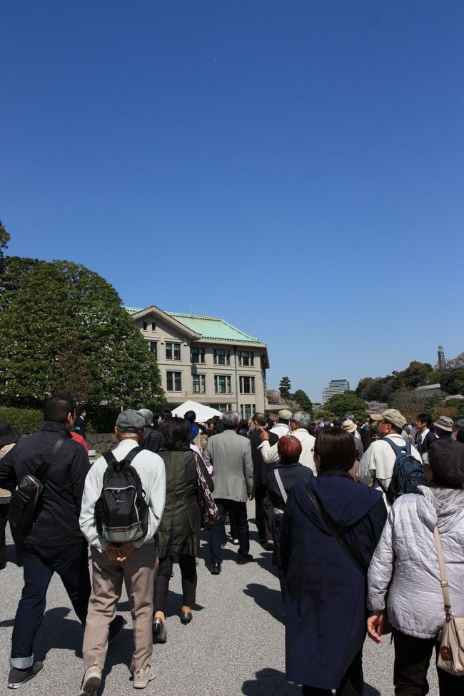 皆さん、門の前で写真を撮っていました。写真撮影は可能ですが次から次へと人が来るので撮影も大変。ワンショットまでです。