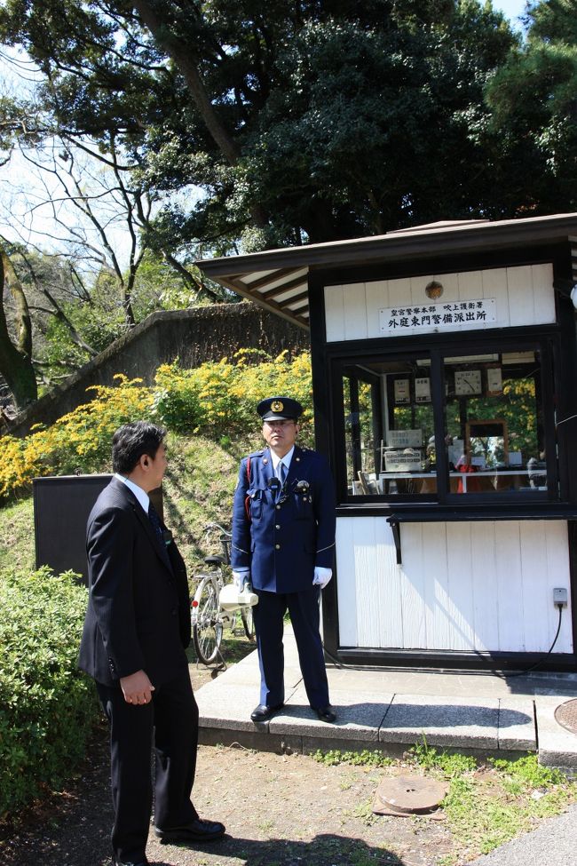 最近、「DJポリス」っていうのが流行っているせいか、警察官の放送が面白かったです。警官の印象がだいぶ変わりました。「皆さんを優しい警察官が誘導しますので・・・」とか言っていました。対応も丁寧で言葉使いも優しい感じでした。