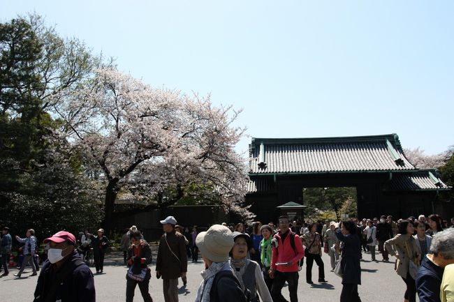 乾門を出ます。