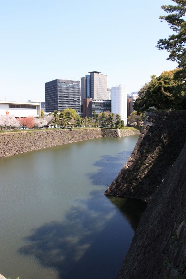 皇居東御苑内へ入ります。入門証は今日は要らないようです。