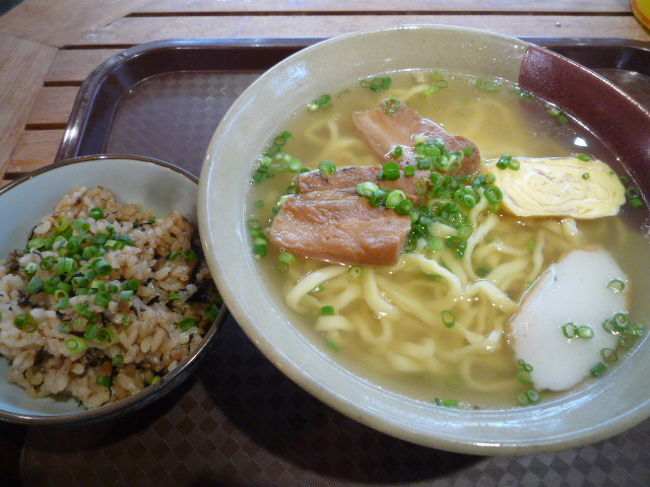 那覇に到着してすぐにランチ！<br />沖縄そば、あっさりしていて美味しい。