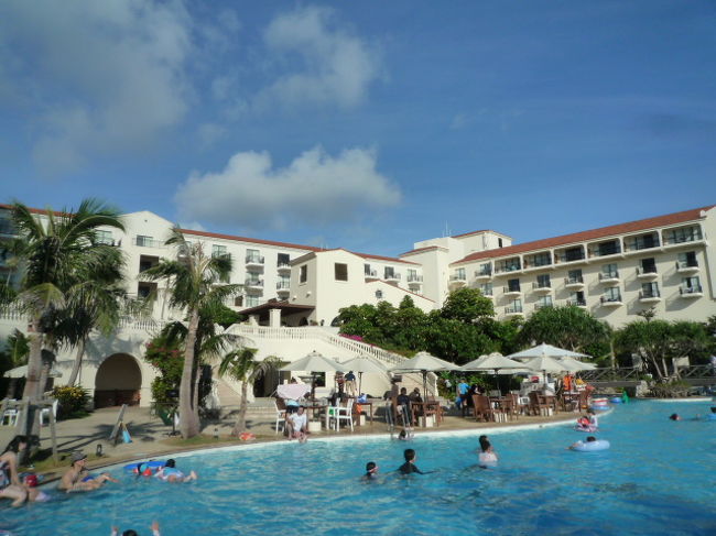 早速プールに遊びに行きました。