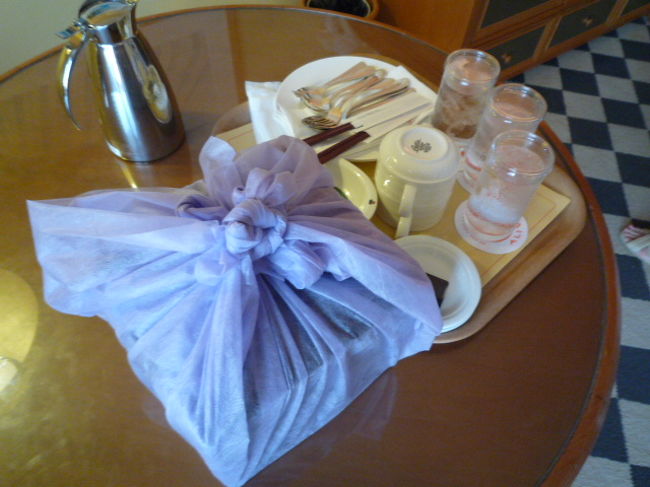 夕飯をどうしようとなり、疲れて外に行くのが億劫になったので、ルームサービスにしました。<br />中華のお重です。