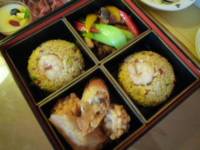 チャーハンに春巻き。