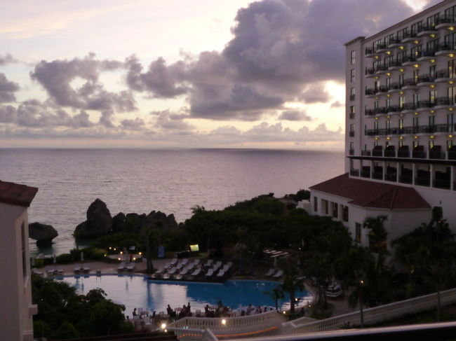 お酒を飲みながらゆっくり食べていたら外がピンク色で綺麗でした！