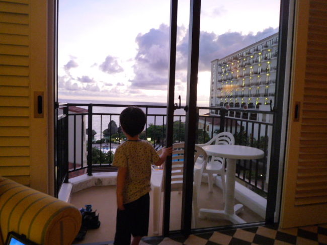 息子も外を見ています。