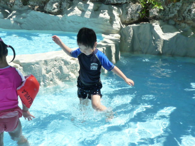プールに移動して遊ぶ息子。