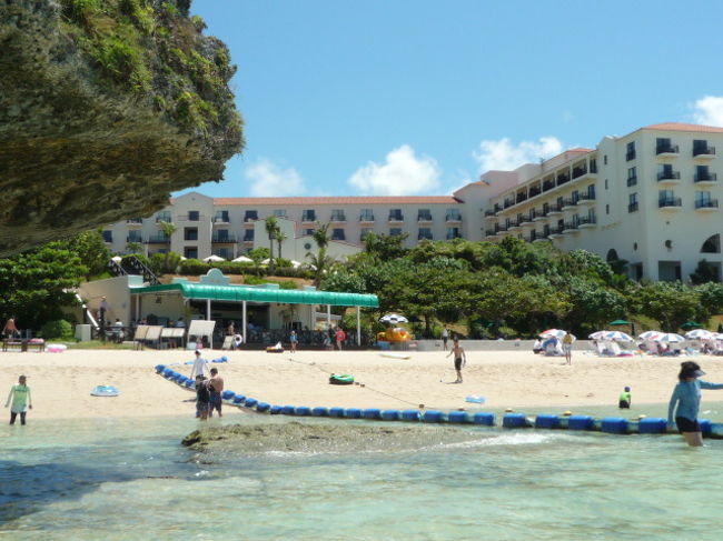 海から見たホテル。