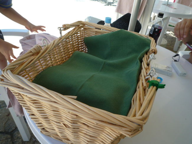 お昼はプールサイドでハンバーガーのＢＯＸを頼んだら、こんな素敵なカゴで来ました！