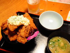 そして、目に留まったのは鶏カツ丼の文字。鶏好きとしては無視出来ず、入ってみることにした。すると、出て来たその鶏カツ丼は、ご飯がまったく見えないほどに鶏カツが数枚重なっている。この量で650円は安い。思わず、麦酒まで頼んでしまった。
※「大衆酒場298』は、現在閉店となっています。