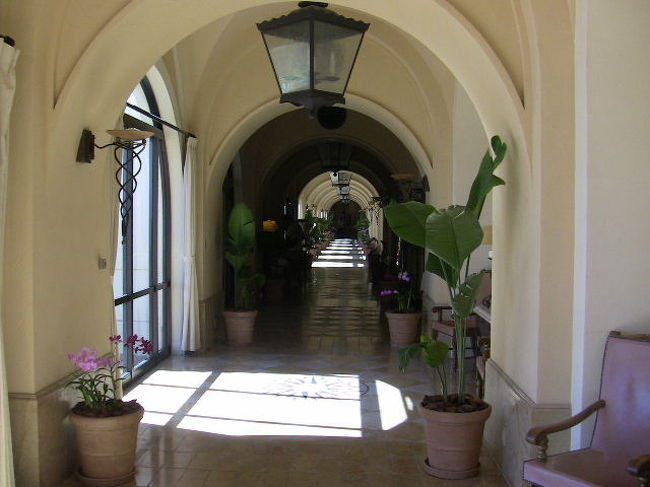 アリビラの廊下、ほんとステキな雰囲気です。