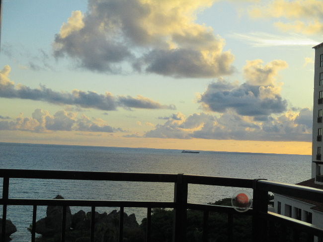 お部屋に戻ったらまた綺麗な夕陽の色。<br />もうちょっと左の部屋だったら、夕陽が見えたようです。