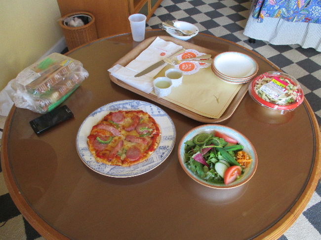 今晩は観光の帰りに買ってきたタコライスとルームサービスで頼んだピザとサラダ。<br />