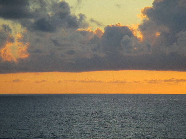 のんびり飲んで食べていると今日も夕陽の色が綺麗でした