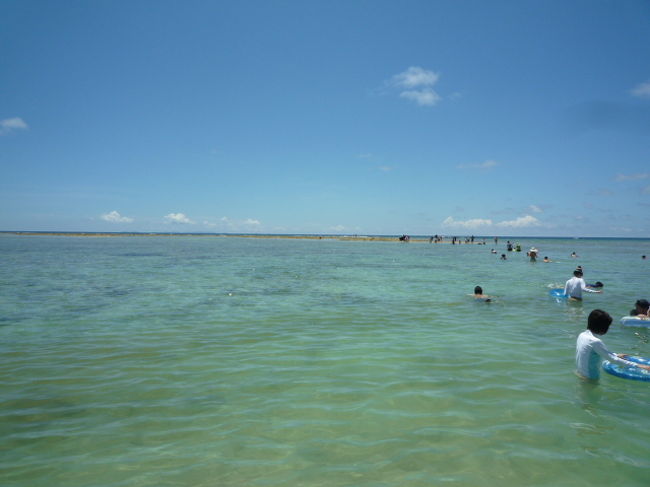 潮がひいて、遠浅になり、みなさんどんどん沖の方に行っています。