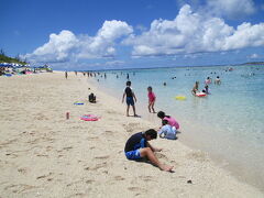 瀬底島に到着しました。
ビーチで少し遊ぶことにしました。