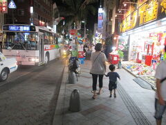 お腹いっぱいで国際通りをブラブラ散策。