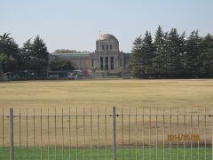 銀杏並木の突き当りには「明治神宮外苑　軟式野球場」があり、その向こうに「聖徳記念絵画館」が見えました。