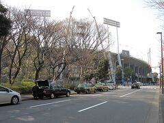 絵画館のすぐ横には、取壊しが始まった「国立競技場」がありました。取り壊した跡には2020年の東京オリンピックに向けて、新しい競技場が建設されます。
