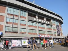 「明治神宮野球場」です。「ヤクルトスワローズ」のホーム球場です。

すでに入場が始まりました。