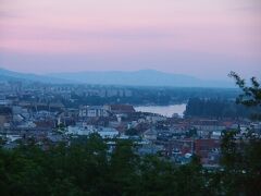 １９時半頃、マジックアワーを狙って、ふたりの記念撮影を撮るために、三脚を持って外へ・・・。

２０時頃、やっと暗くなってきました。