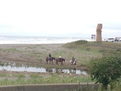鱒浦駅の近くの海岸で乗馬の練習？
