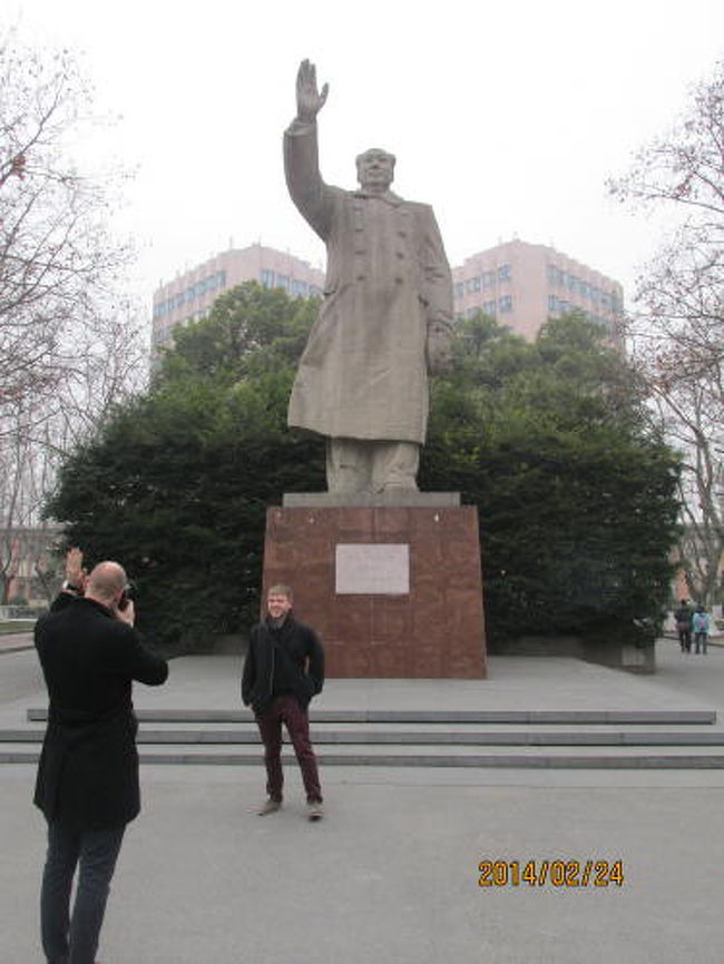 何処の大学も毛沢東の像があります。