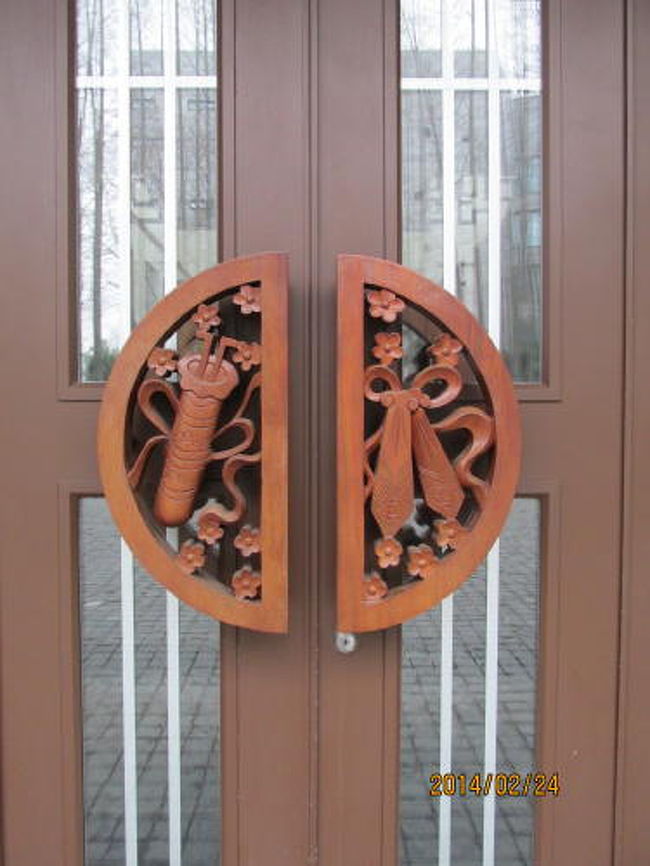 ドアの飾りが美しい。<br /><br />