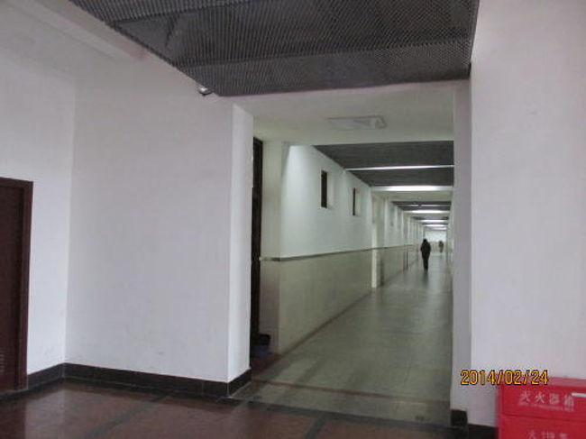 南楼廊下、両側が教室。<br /><br />