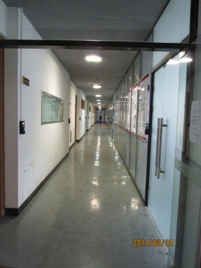 廊下の両側に教室が並ぶ。<br />