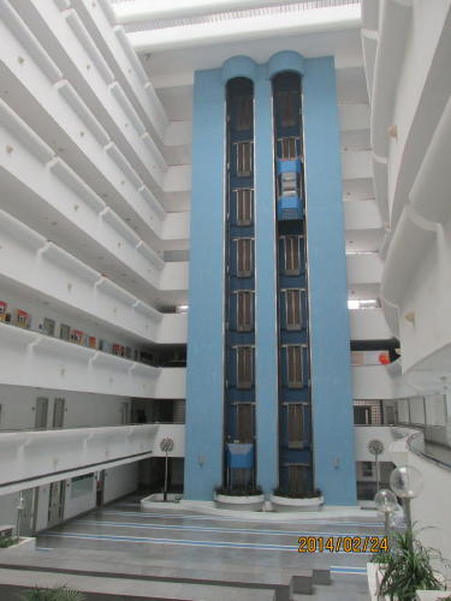 中は広々とした吹き抜け。<br />