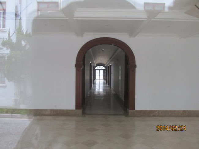 建物内の廊下。